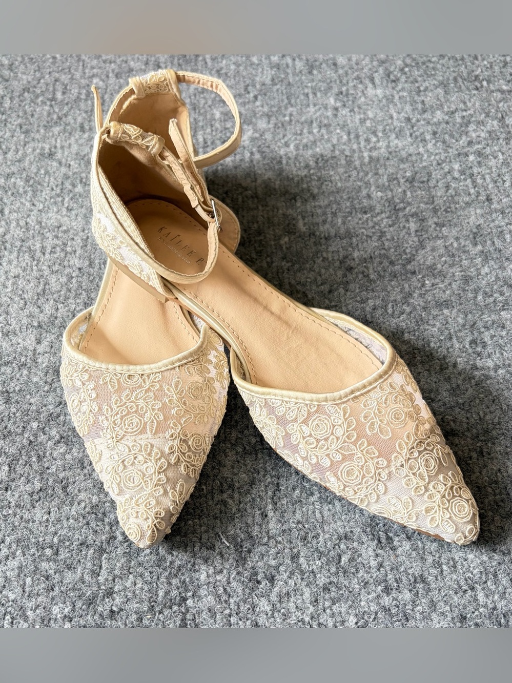Embroidered Ankle-Strap Pointed Flats in Beige‎